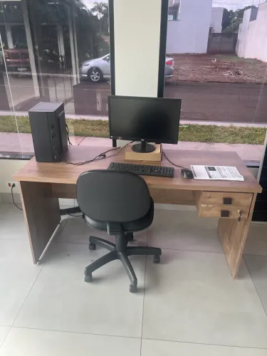 Computador mesa e cadeira ideal para estudos