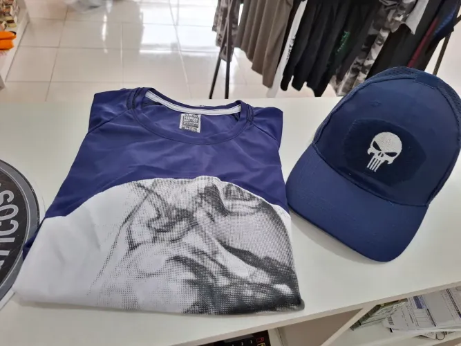 Kit camisa + bone +pulseira de brinde 