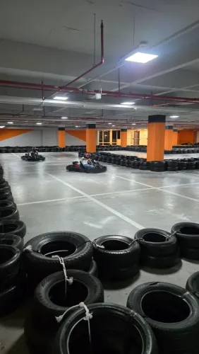 Auxiliar de montagem de pista de kart
