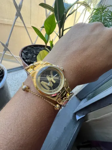 Relógio MK feminino dourado