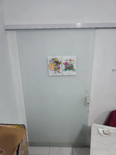 Porta de correr vidro com borda de alumínio