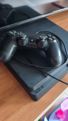 PS 4 Slim de 1Terabyte c/ 1 controle
