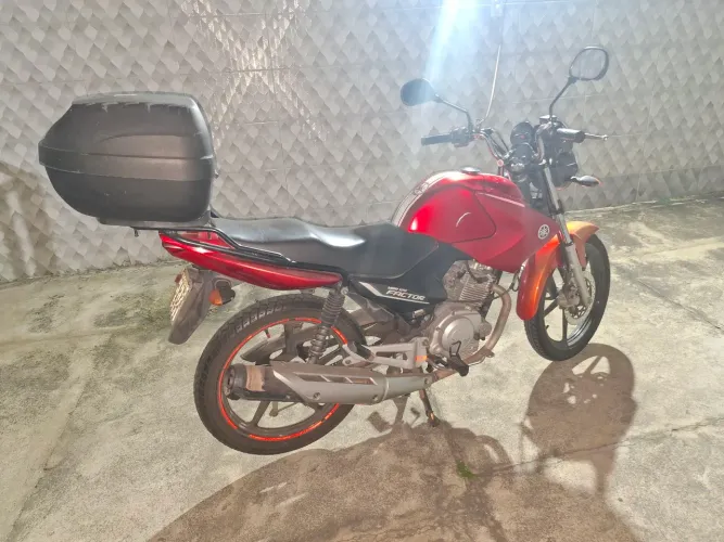 Moto bem conservada. Pneus novos, documentos em dia