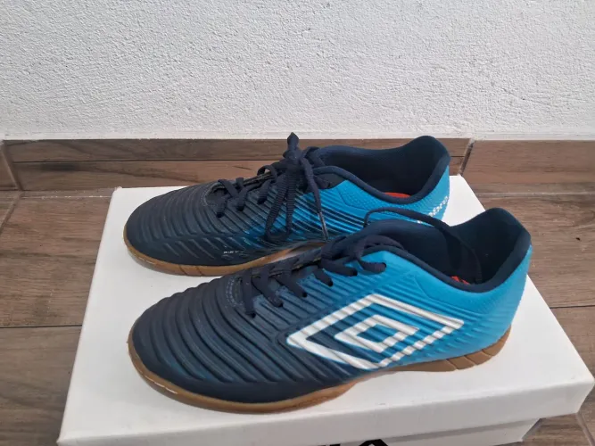 Chuteira Umbro (40)