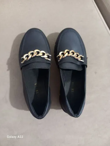 Sapato preto com detalhe dourado