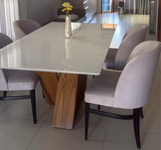 Mesa de vidro com base em madeira