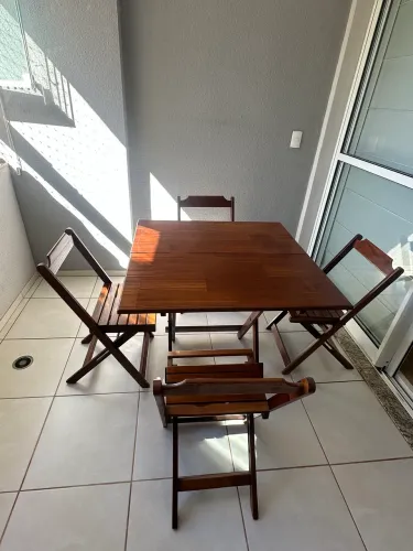 Jogo de mesa de madeira com 4 cadeiras