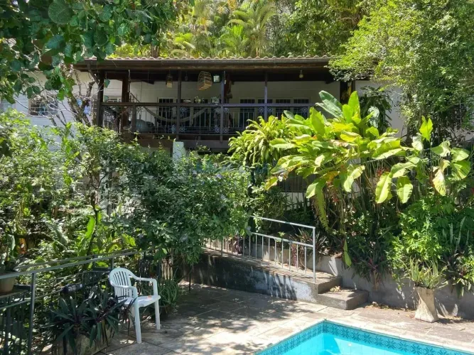 Casa rústica linear em 1100m² de terreno no condomínio Jardim do Itanhangá