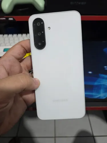 Galaxy A26 branco. 8Gb + 256Gb armazenamento. Sem detalhes.