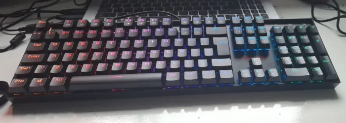 Teclado Redragon Mitra QWERTY Outemu Brown português Brasil cor preto com luz RGB
