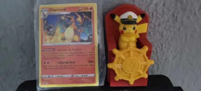 Pikachu coleção Mc Donalds - marinheiro com carta charizard 