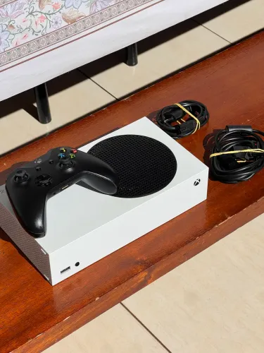 Xbox Séries S 512gb | com 2 CONTROLES ORIGINAIS ( Valor negociável )