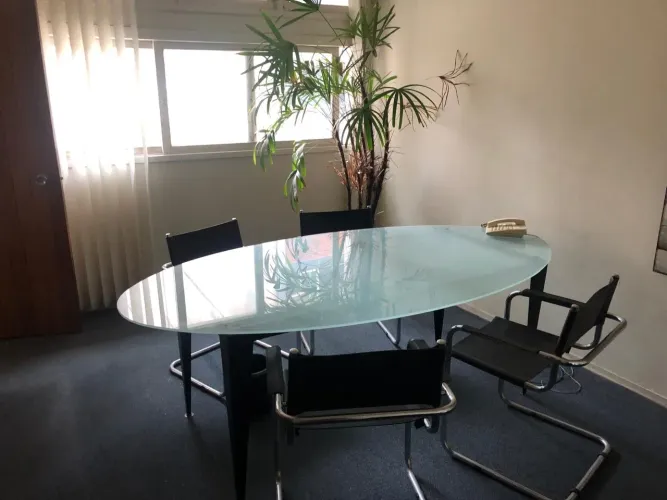 Mesa de reunião com 4 cadeiras