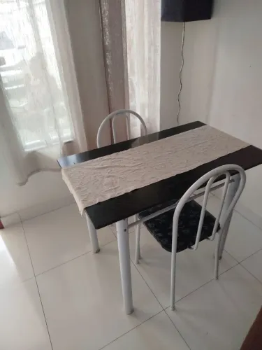 Mesa retangular em aço e tampo de granito com 2 cadeiras.