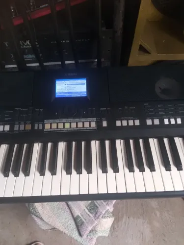 Vendo um teclado profissional Yamaha psr s650 usada valor  2.600