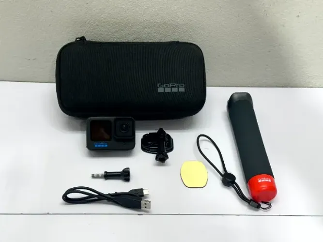 Câmera GoPro Hero 10 com acessórios