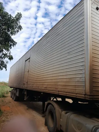 Carreta 3 eixos para alugar, assoalho de ferro