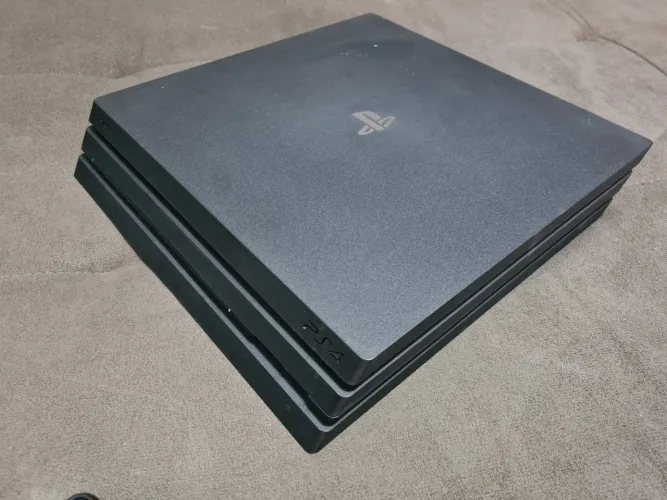 Ps4 pro de 1t , defeito na fonte, 4 Controles e 6 jogos 