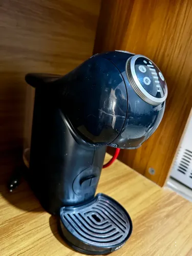 CAFETEIRA DOLCE GUSTO GENIO S PLUS PRETA + PORTA CÁPSULAS + CÁPSULAS