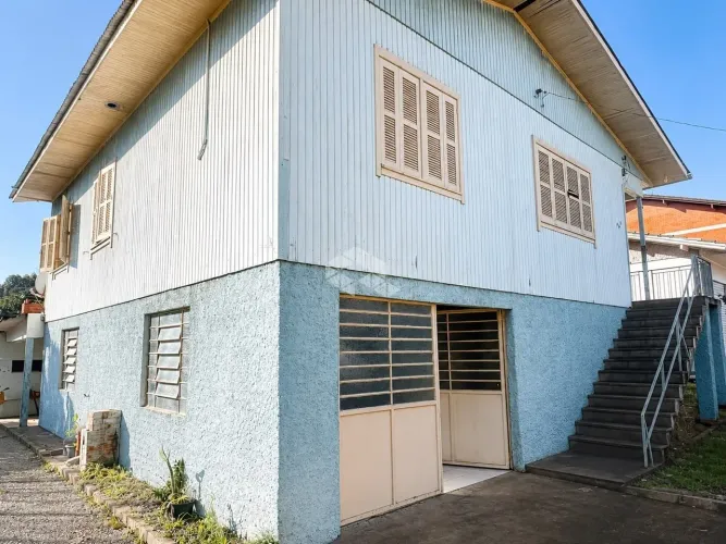 Um lindo terreno, com uma casa de dois pisos, Bela Bista