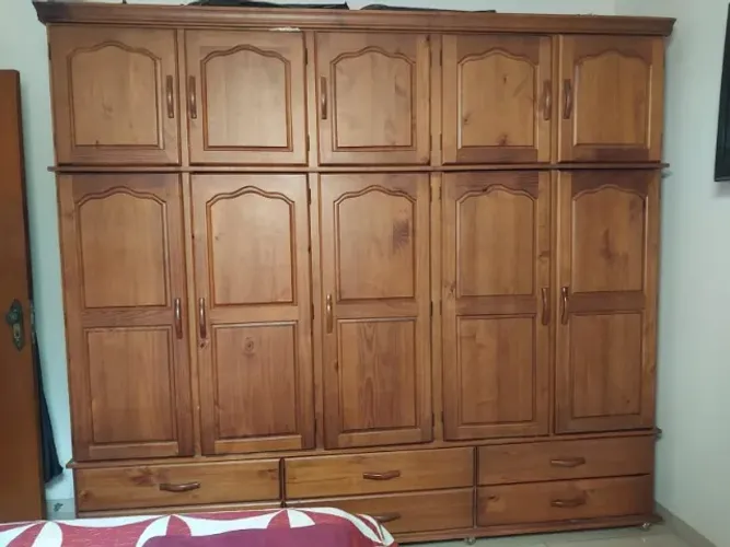 Guarda roupa em madeira maciça com 10 portas e 6 gavetas. Medidas 2,54 X 2.20.