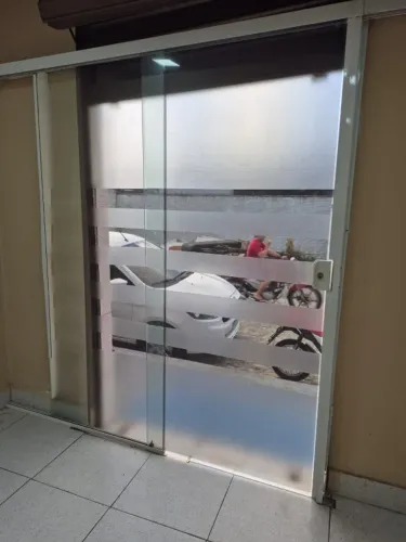 MESA DE VIDRO COM ESTRUTURA METAL