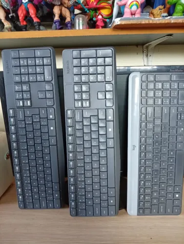 Lote com três teclados Logitech sem fio com defeito modelo K235 e MK470