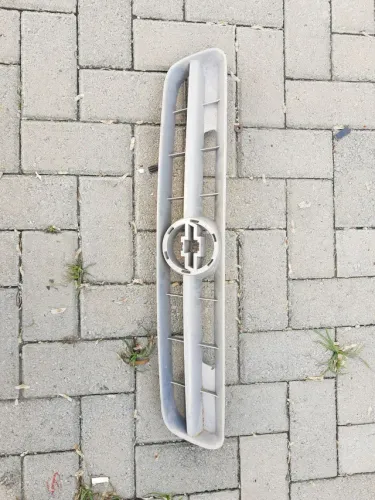Grade dianteira corsa montana