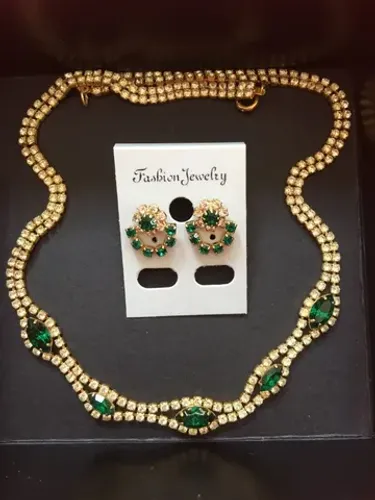 conjunto de gargantilha e brincos em strass com pedras verdes