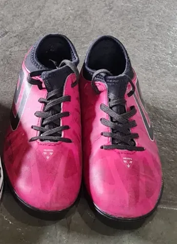 Chuteira society Umbro Velocita nr 32 estado de nova