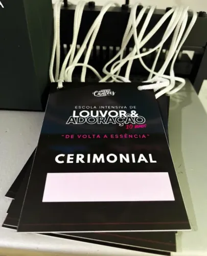 Crachás para eventos com cordão
