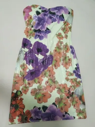 Vestido florido de paetê