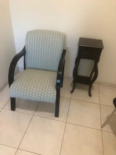Poltrona estofada solitária com braços.