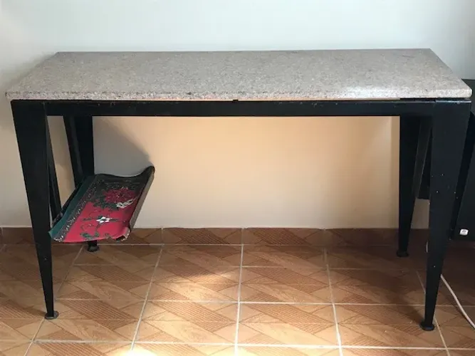 Vendo mesa/aparador em granito e estrutura metálica R$ 450,00 - DESCONTO 20%