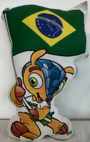Almofada Kalciomania Fuleco com a Bandeira Brasileira (Original)