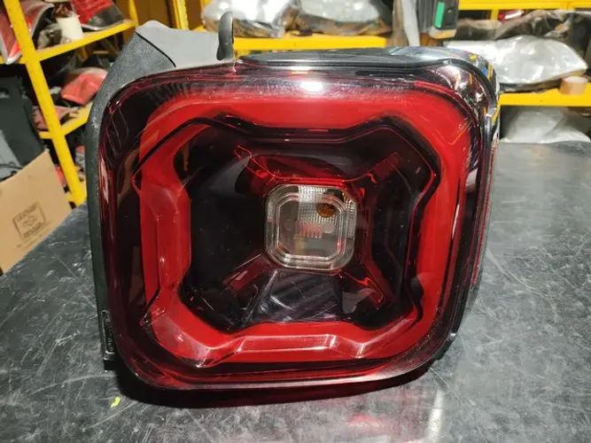 Lanterna esquerda LED Renegade 