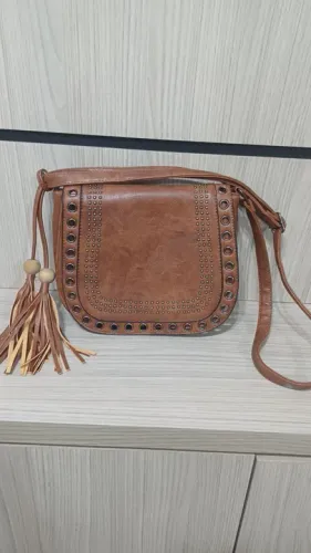 Bolsa de ombro marrom com detalhes em metal