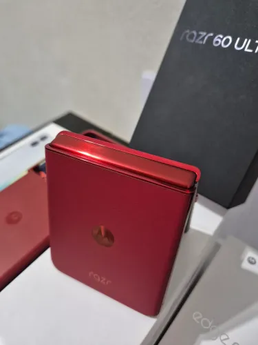 Motorola Razr 60 Ultra 1TB vermelho caixa aberta 