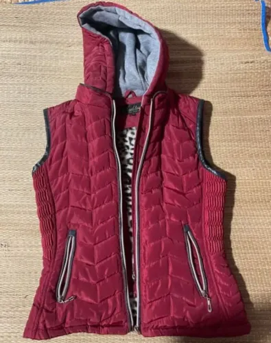 Colete vermelho com capuz interior peludo