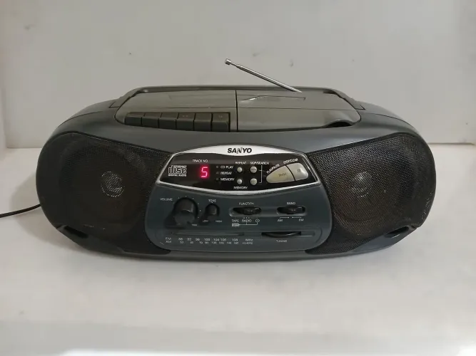 Rádio Toca CD Toca Fitas SANYO com detalhe 