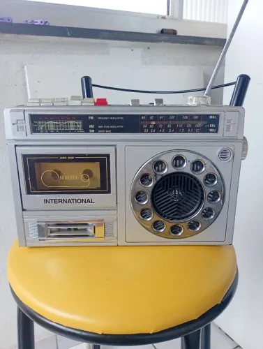 Antiguidade rádio internacional funcionando desapego 