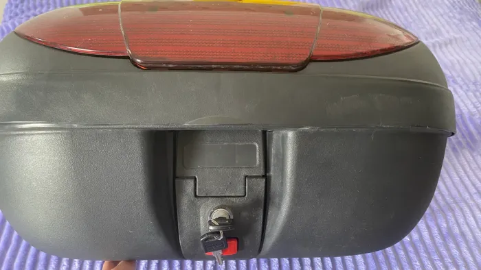 Baú para moto pouco tempo de uso 