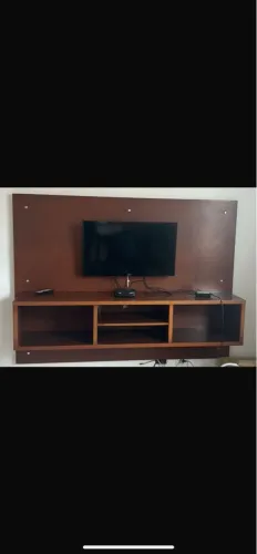 Painel com rack suspenso