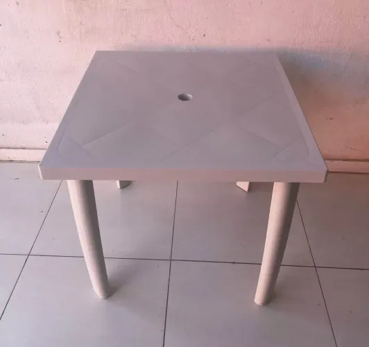 Mesa Quadrada de Plástico desmontável