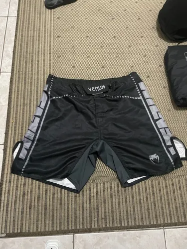 Bermuda Venum tamanho 44