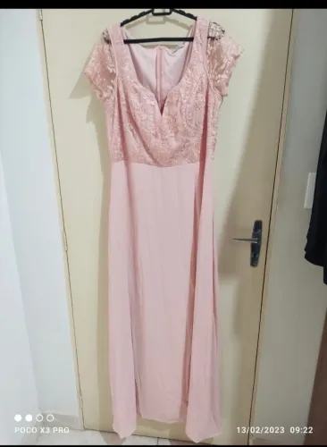 Vestido de festa rosa com detalhes em renda Tam 48