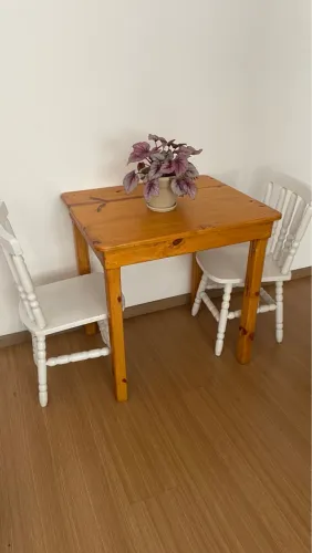 Mesa de Pinus com duas cadeiras de madeira maciça