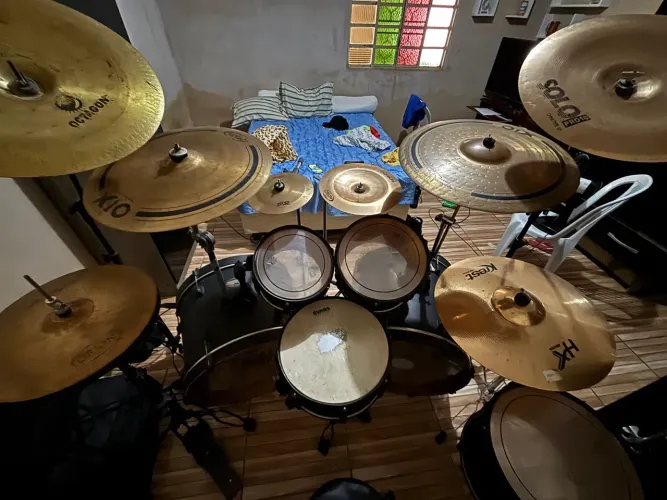 Bateria com dois bumbos com Pratos e Ferragens