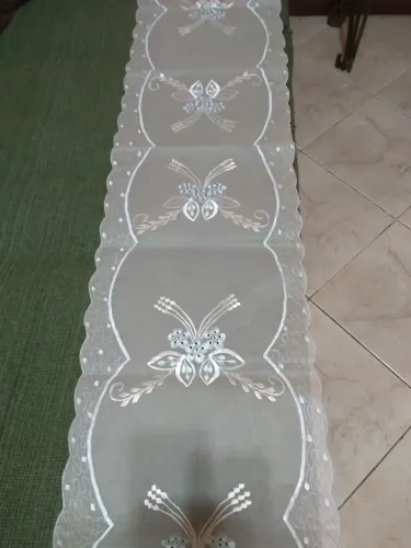 Caminho Mesa Organdi branco Bordado azul claro linha cintilante. Sem uso. 1,90 x 0,40.