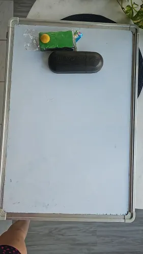 Quadro branco com 2 apagadores